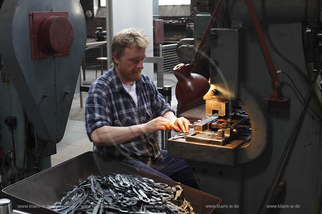 Solingen Merscheid, LVR-Industriemuseum, Rheinisches Landesmuseum fr Industrie- und Sozialgeschichte, Gesenkschmiede Hendrichs, Arbeiter demonstriert das Stanzen von Scherenrohlingen; museum of  industry and social history, an  employee shows how to blank scissors 