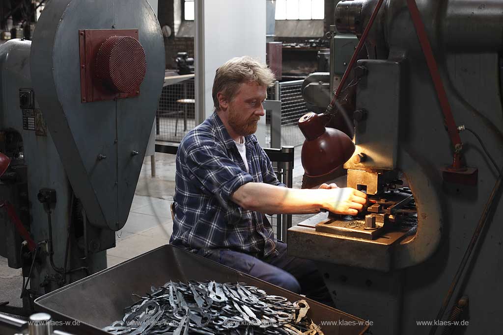 Solingen Merscheid, LVR-Industriemuseum, Rheinisches Landesmuseum fr Industrie- und Sozialgeschichte, Gesenkschmiede Hendrichs, Arbeiter demonstriert das Stanzen von Scherenrohlingen; museum of  industry and social history, an  employee shows how to blank scissors 