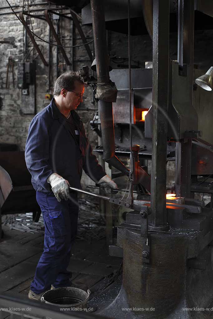 Solingen Merscheid, LVR-Industriemuseum, Rheinisches Landesmuseum fr Industrie- und Sozialgeschichte, Gesenkschmiede Hendrichs, Arbeiter demonstriert das Schmieden an einem Schmiedeofen und mit einem Schmiedehammer; museum of  industry and social history, an  employee shows how to forge at a forging furnace and with a hammer 
