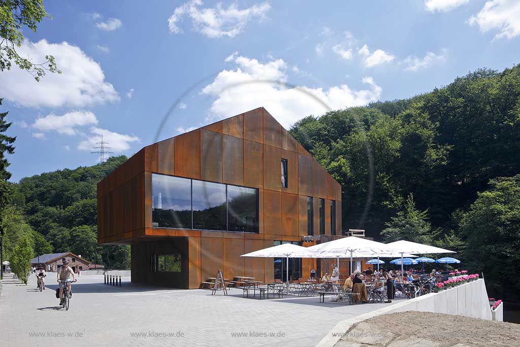 Solingen Muengsten, Brueckenpark mit dem im Mai 2010 neu eroeffneten, von der Solinger Lebenshilfe betriebenen, Cafe Haus Muengsten, Stahlfassade, Fassadenverkleidung rostig bei der Muengstener Bruecke, mit Fahrradfahrern und Fussgaengern; Solingen-Muengsten, bridge park with caf House Muengsten, biker and walker 