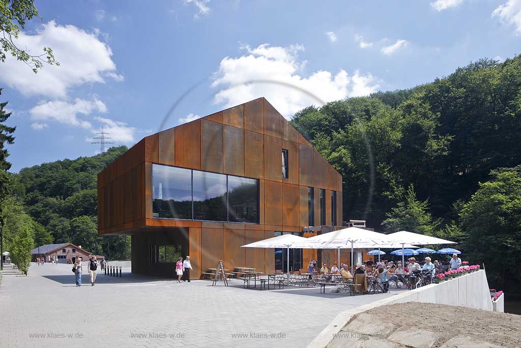 Solingen Muengsten, Brueckenpark mit dem im Mai 2010 neu eroeffneten, von der Solinger Lebenshilfe betriebenen, Cafe Haus Muengsten, Stahlfassade, Fassadenverkleidung rostig bei der Muengstener Bruecke, mit Fahrradfahrern und Fussgaengern; Solingen-Muengsten, bridge park with caf House Muengsten, biker and walker 