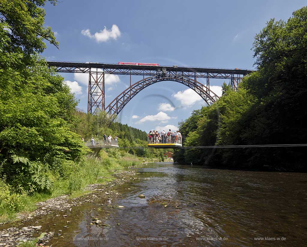 Solingen Muengsten, Brueckenpark mit Wupper und Muengstener Bruecke, auf dieser faehrt ein Triebzug der Modellreihe 628.4; Solingen-Muengsten, bridge park with the river wupper and the railway bridge Muengstener Bruecke, on it is a driving train 628.4