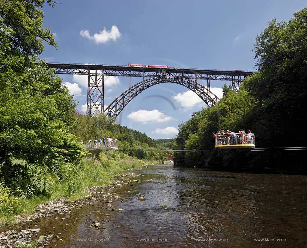 Solingen Muengsten, Brueckenpark mit Wupper und Muengstener Bruecke, auf dieser faehrt ein Triebzug der Modellreihe 628.4; Solingen-Muengsten, bridge park with the river wupper and the railway bridge Muengstener Bruecke, on it is a driving train 628.4