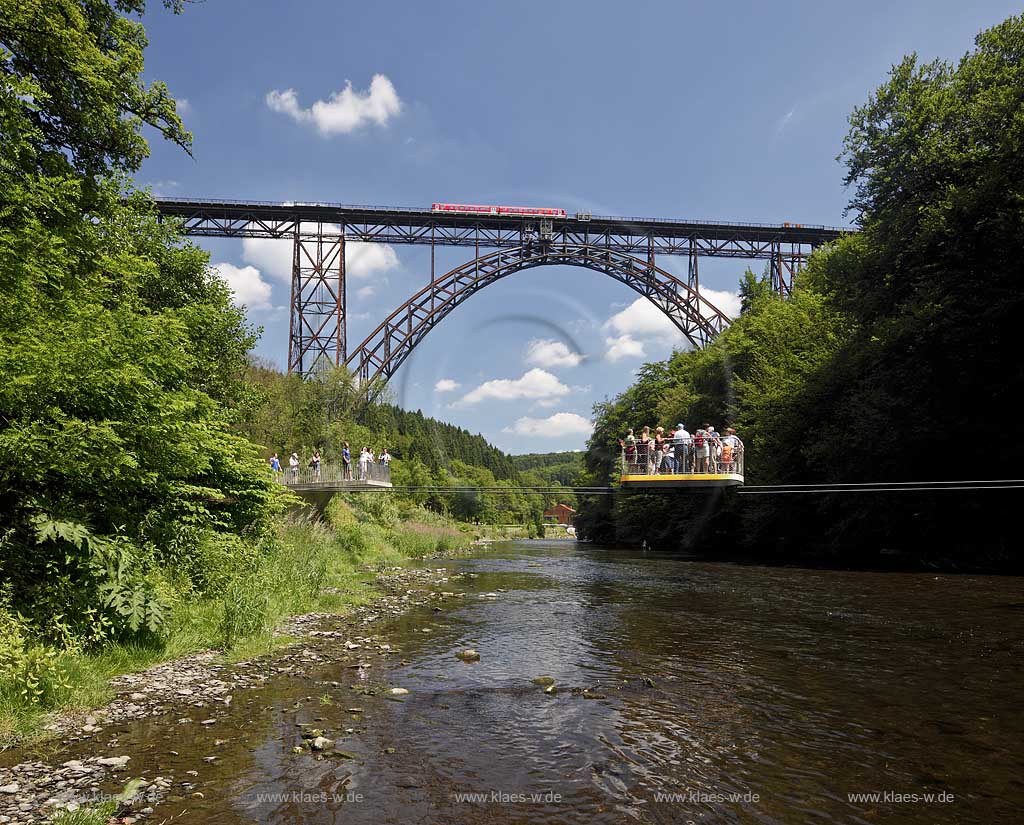 Solingen Muengsten, Brueckenpark mit Wupper und Muengstener Bruecke, auf dieser faehrt ein Triebzug der Modellreihe 628.4; Solingen-Muengsten, bridge park with the river wupper and the railway bridge Muengstener Bruecke, on it is a driving train 628.4