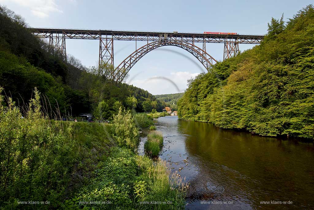 Solingen Muengsten, Brueckenpark mit Wupper und Muengstener Bruecke, auf dieser faehrt ein Triebzug der Modellreihe 628.4; Solingen-Muengsten, bridge park with the river wupper and the railway bridge Muengstener Bruecke, on it is a driving train 628.4