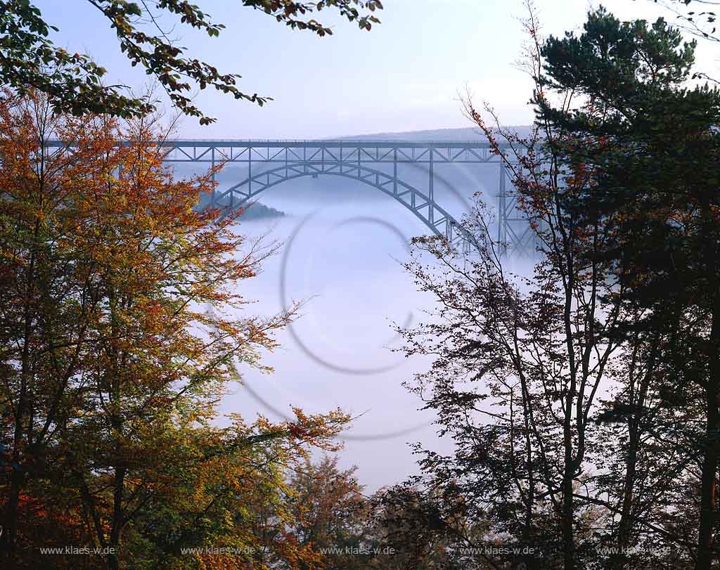 Mngsten, Muengsten, Solingen, Regierungsbezirk Dsseldorf, Blick auf Muengstener, Mngstener Brcke, Bruecke, mit Nebel in Herbstlandschaft