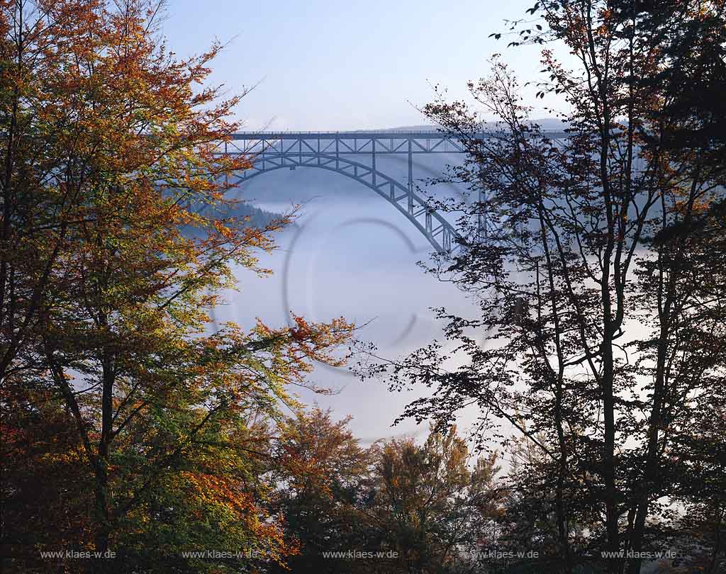 Mngsten, Muengsten, Solingen, Regierungsbezirk Dsseldorf, Blick auf Muengstener, Mngstener Brcke, Bruecke, mit Nebel in Herbstlandschaft