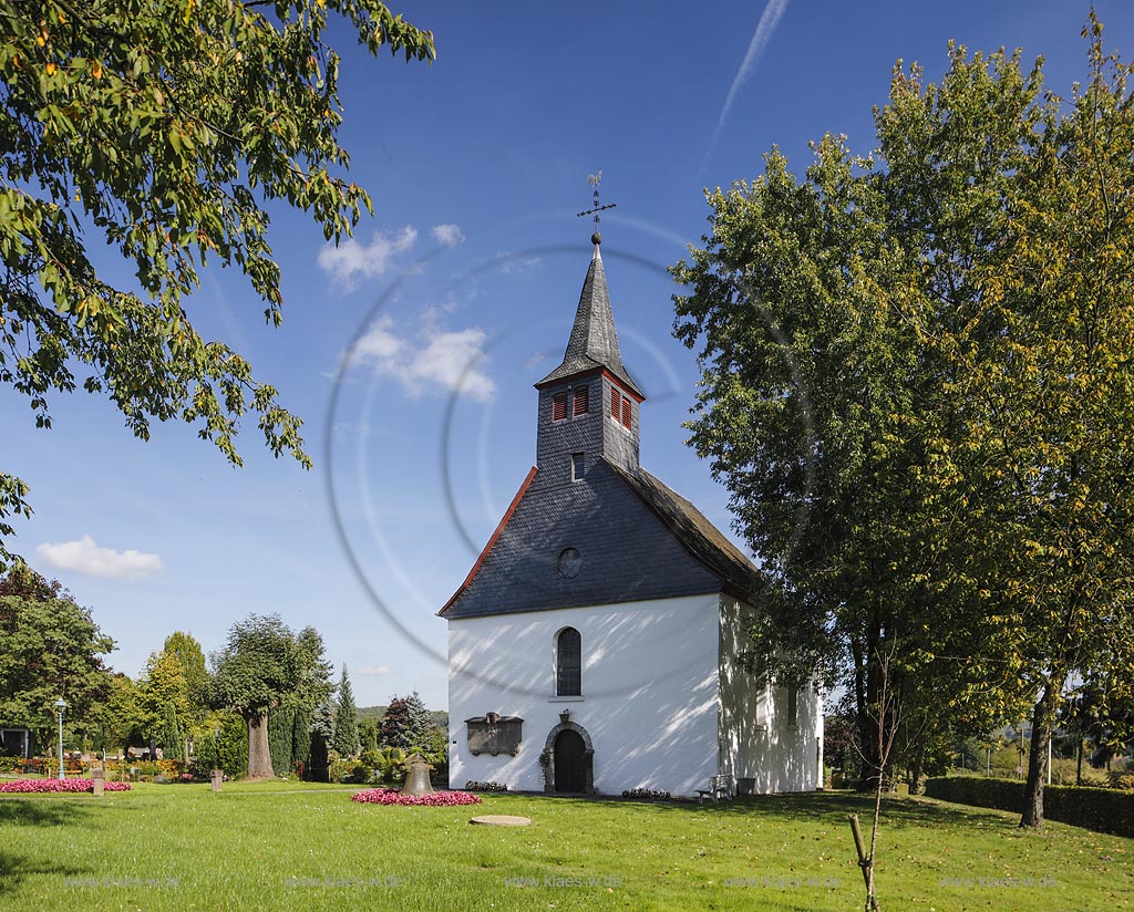 Solingen Ohligs Aufderhoehe, die Kapelle der Evangelischen Kirchengemeinde St. Reinoldi Rupelrath ist das zweitaelteste erhaltene Gebaeude in Solingen; Solingen Ohligs Aufderhoehe, St. Reinoldi chapel in village Rupelrath is the second oldest extant building of Solingen.