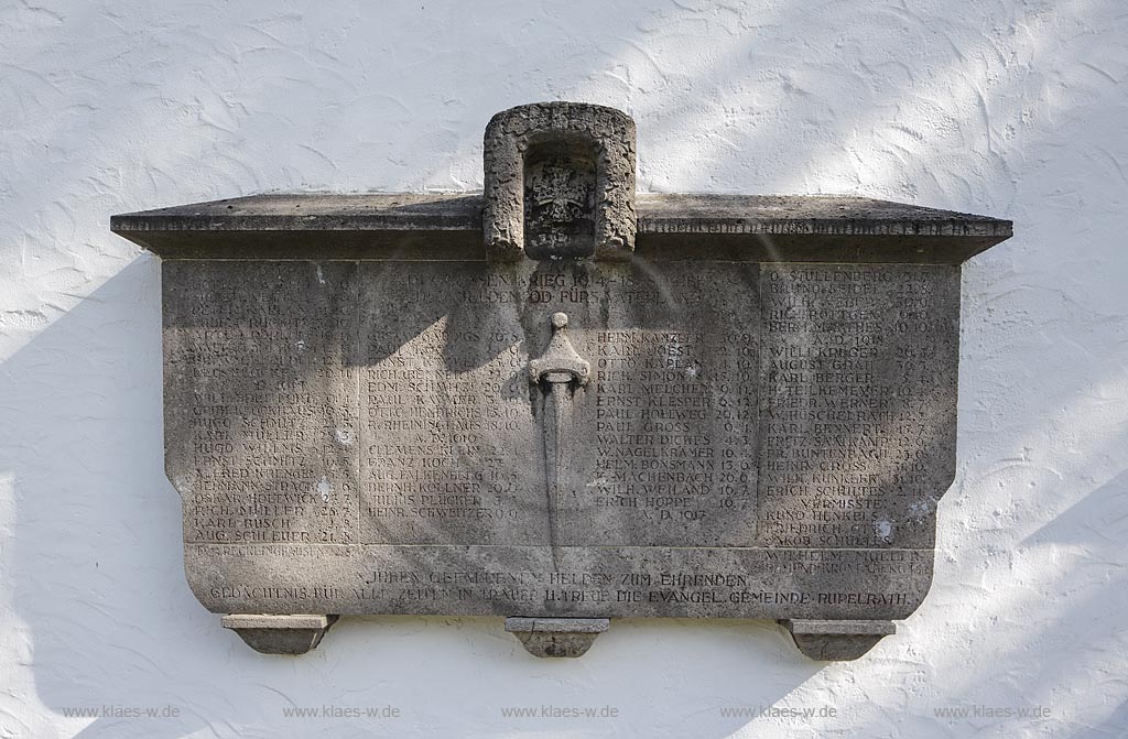 Solingen Ohligs Aufderhoehe, Gedenktafel zu Ehren der im ersten Weltkrieg Gefallenen and der fassade der Reinoldi kapelle. Die die Kapelle der Evangelischen Kirchengemeinde St. Reinoldi Rupelrath ist das zweitaelteste erhaltene Gebaeude in Solingen; Solingen Ohligs Aufderhoehe, St. Reinoldi chapel in village Rupelrath is the second oldest extant building of Solingen. Image shows a memorial plaque which ist to commeratore the first World War.