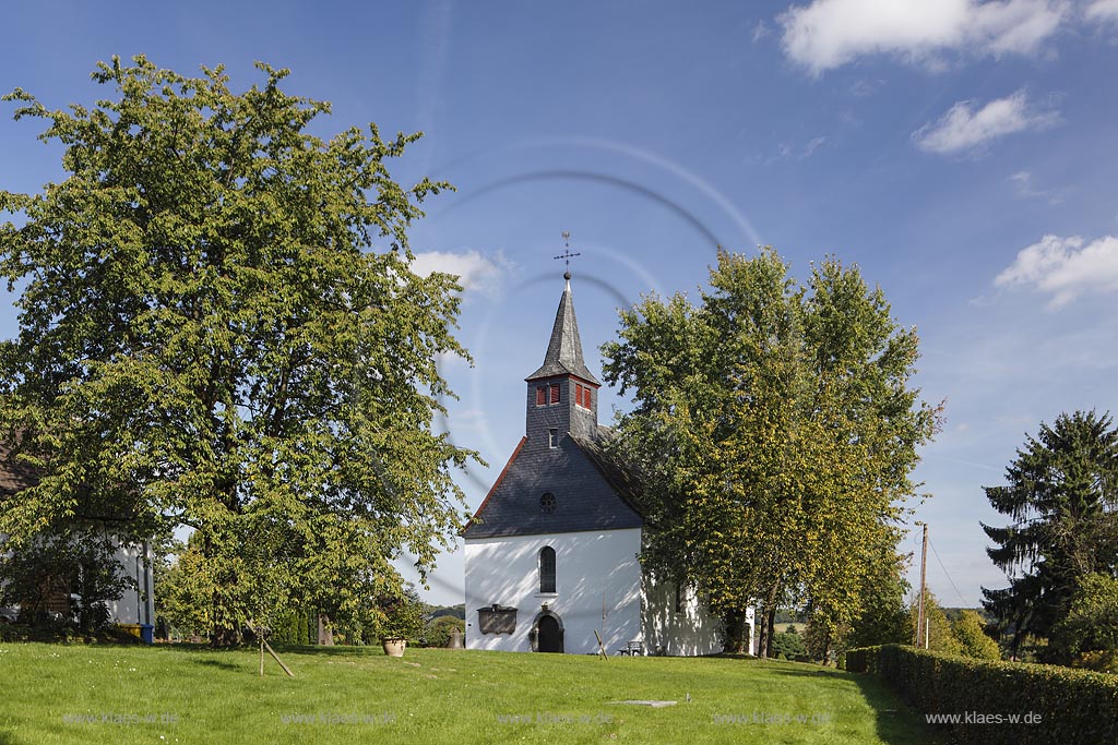 Solingen Ohligs Aufderhoehe, die Kapelle der Evangelischen Kirchengemeinde St. Reinoldi Rupelrath ist das zweitaelteste erhaltene Gebaeude in Solingen; Solingen Ohligs Aufderhoehe, St. Reinoldi chapel in village Rupelrath is the second oldest extant building of Solingen.