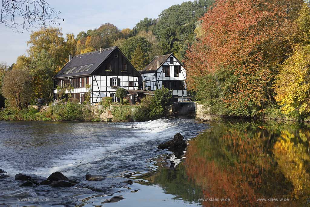 Solingen Wipperau, der Wipperkotten,Fachwerk Doppelkotten mit Wupper in Herbstlandschaft; Solingen Wipperaue,Wipperkotten, framework doublemill with Wupper river in autum landscape