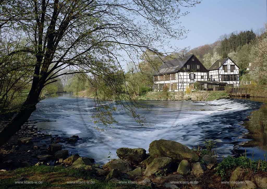 Wipperaue, Solingen, Regierungsbezirk Dsseldorf, Blick auf Wipperkotten mit Wipper, Wupper Lauf im Frhling, Fruehling