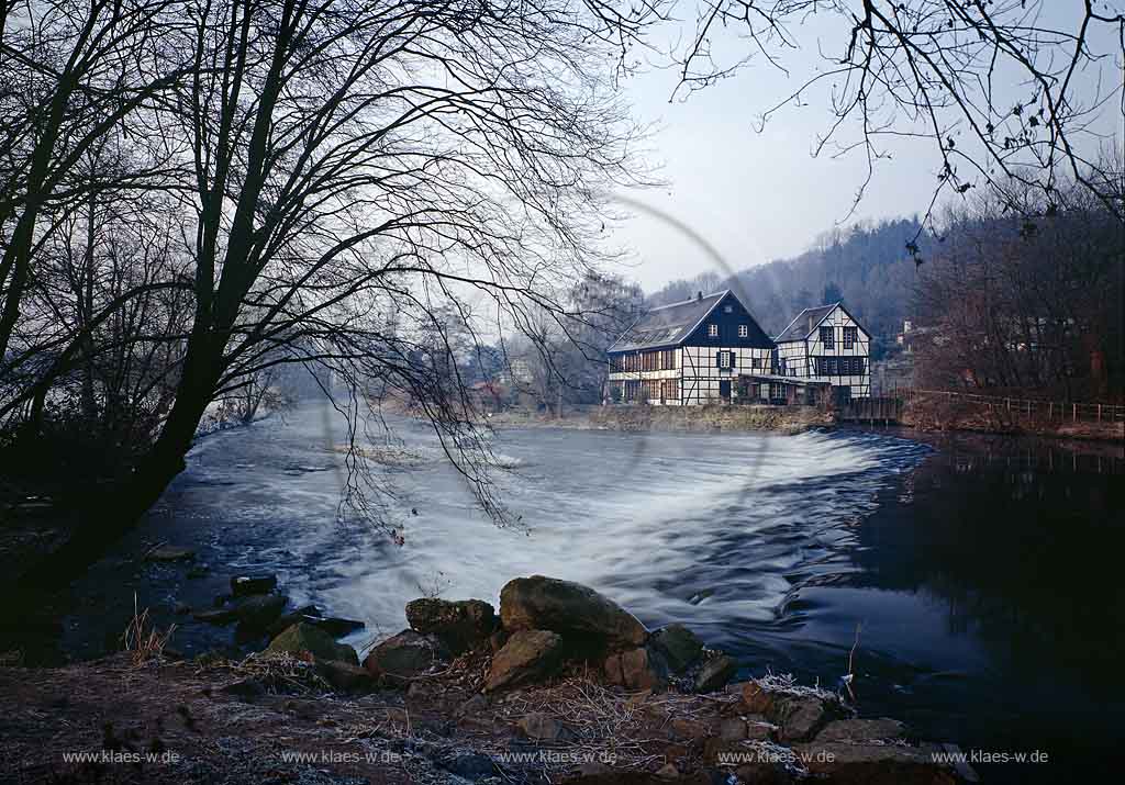 Wipperaue, Solingen, Regierungsbezirk Dsseldorf, Blick auf Wipperkotten mit Wipper, Wupper Lauf im Herbst