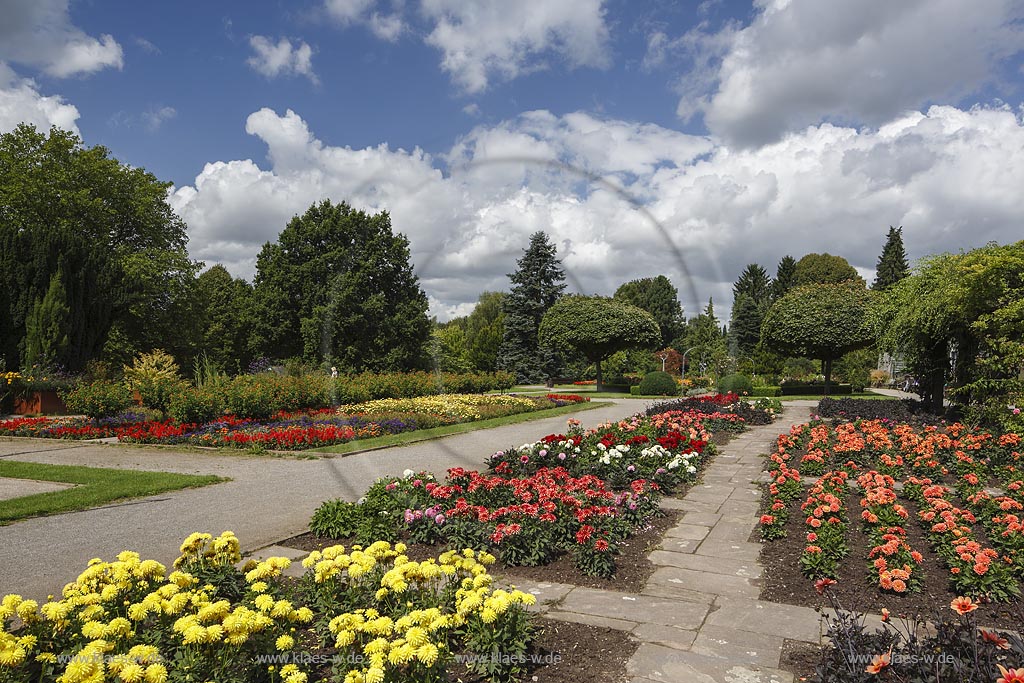 Solingen Wald, Blick in den Botanischen Garten im Sommer mit blauem Himmel und Wolken. Im Vordergrund verschiedene Beete mit bluehenden Blumen. Solingen Wald, with a view to the Botanic garden at the Summer with blue Sky and Clouds. In the foreground different beds with blooming plants. 