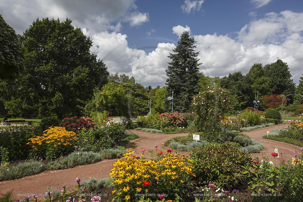 Solingen Wald, Blick in den Botanischen Garten im Sommer mit blauem Himmel und Wolken. Im Vordergrund verschiedene Beete mit bluehenden Blumen. Solingen Wald, with a view to the Botanic garden at the Summer with blue Sky and Clouds. In the foreground different beds with blooming plants. 