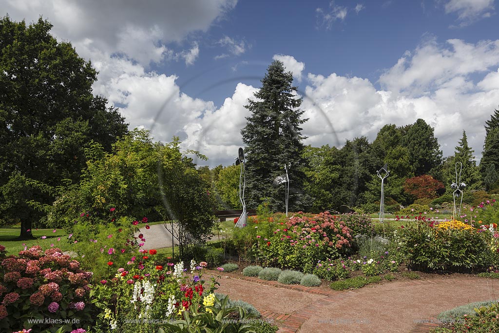 Solingen Wald, Blick in den Botanischen Garten im Sommer mit blauem Himmel und Wolken. Im Vordergrund verschiedene Beete mit bluehenden Blumen. Solingen Wald, with a view to the Botanic garden at the Summer with blue Sky and Clouds. In the foreground different beds with blooming plants. 