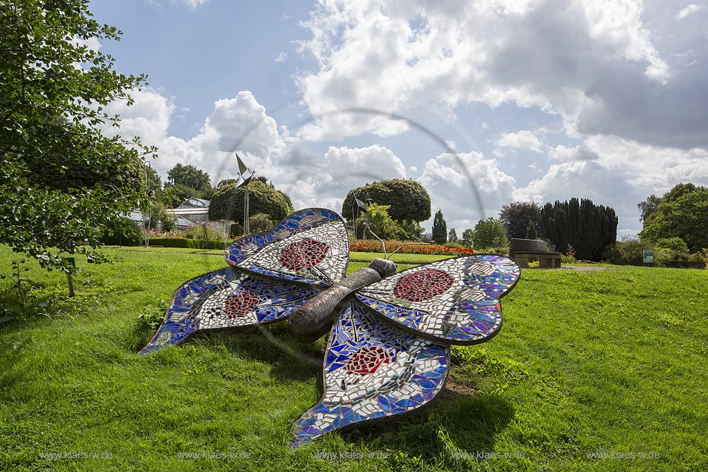 Solingen Wald, Blick in den Botanischen Garten im Sommer mit blauem Himmel und Wolken. Im Vordergrund die Skulptur "der Schmetterling". Solingen Wald, with a view to the Botanic garden at the Summer with blue Sky and Clouds. In the foreground the sculpture "the butterfly".