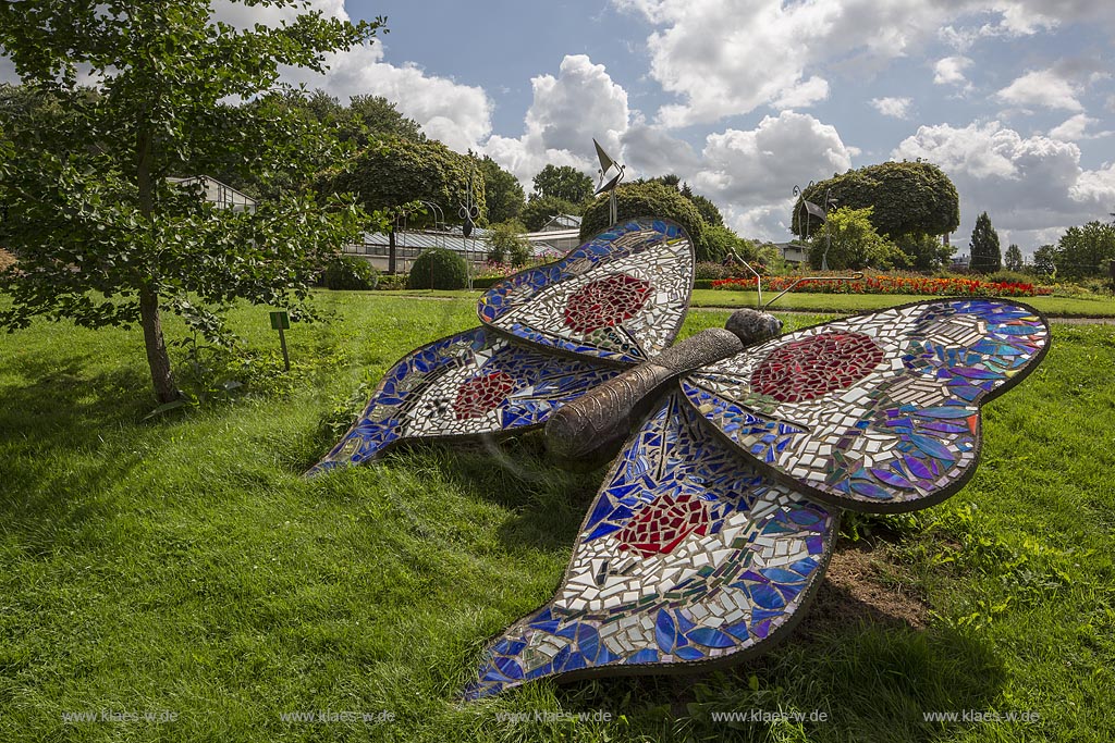 Solingen Wald, Blick in den Botanischen Garten im Sommer mit blauem Himmel und Wolken. Im Vordergrund die Skulptur "der Schmetterling". Solingen Wald, with a view to the Botanic garden at the Summer with blue Sky and Clouds. In the foreground the sculpture "the butterfly".