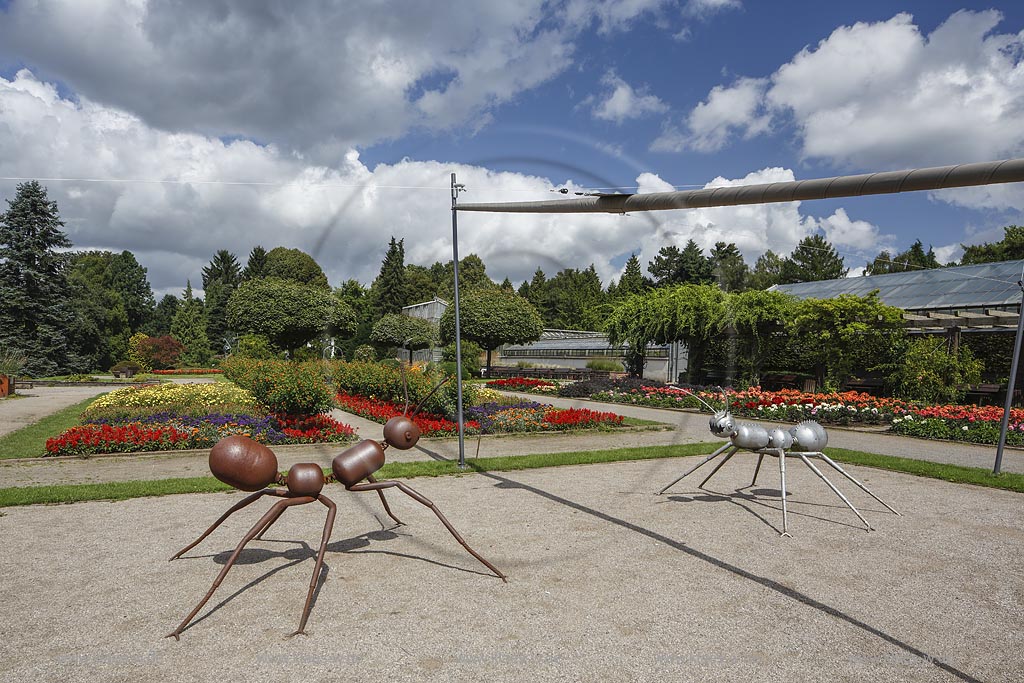 Solingen Wald, Blick in den Botanischen Garten im Sommer mit blauem Himmel und Wolken. Im Vordergrund die Skulpturen die Ameisen. Solingen Wald, with a view to the Botanic garden at the Summer with blue Sky and Clouds. In the foreground the sculptures the Ants.