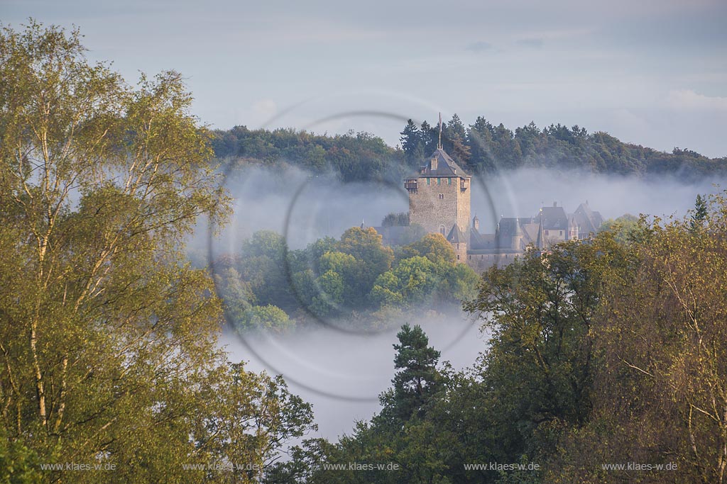 Solingen-Burg, Herbstlandschaft, Blick auf Schloss Burg im Herbstnebel; Solingen-Burg, view into landscape with castle Burg in fog