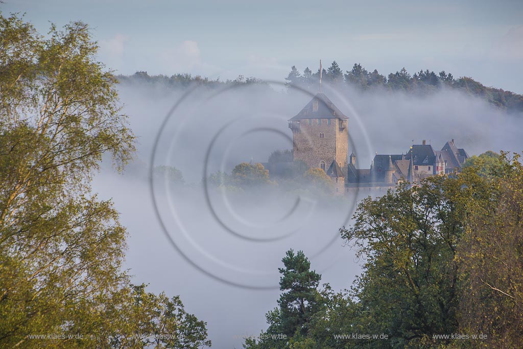 Solingen-Burg, Herbstlandschaft, Blick auf Schloss Burg im Herbstnebel; Solingen-Burg, view into landscape with castle Burg in fog