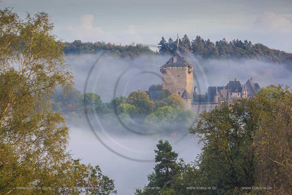 Solingen-Burg, Herbstlandschaft, Blick auf Schloss Burg im Herbstnebel; Solingen-Burg, view into landscape with castle Burg in fog