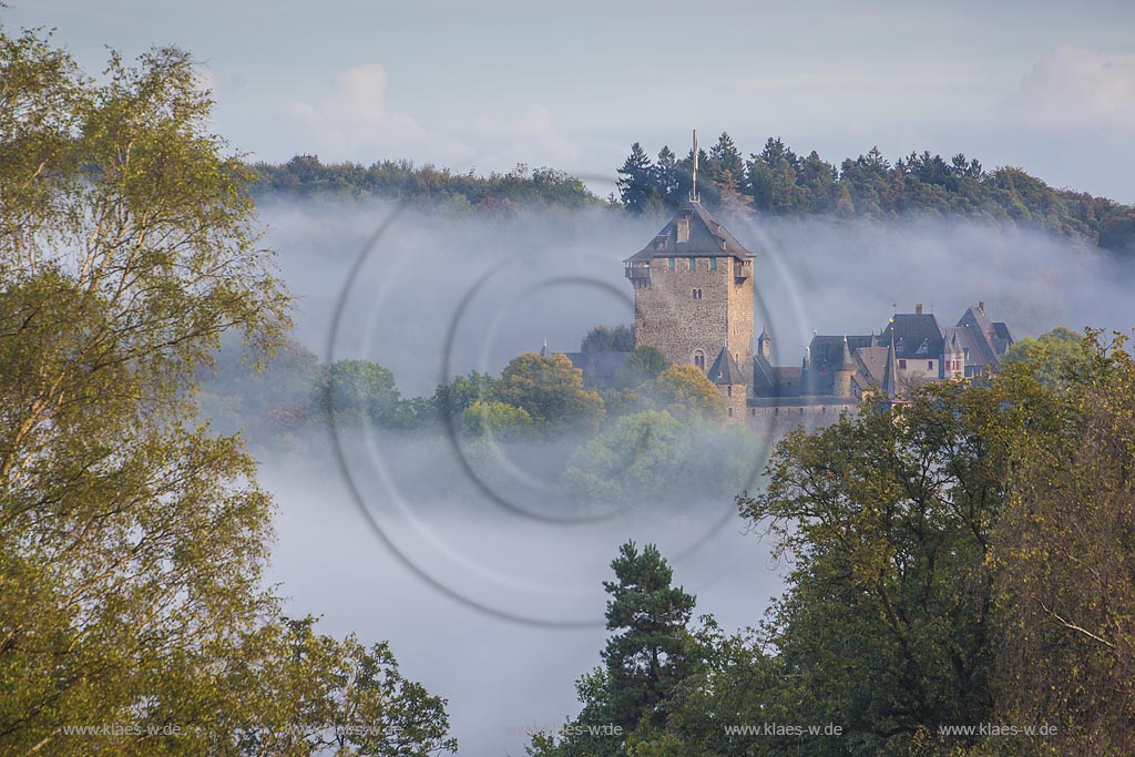 Solingen-Burg, Herbstlandschaft, Blick auf Schloss Burg im Herbstnebel; Solingen-Burg, view into landscape with castle Burg in fog