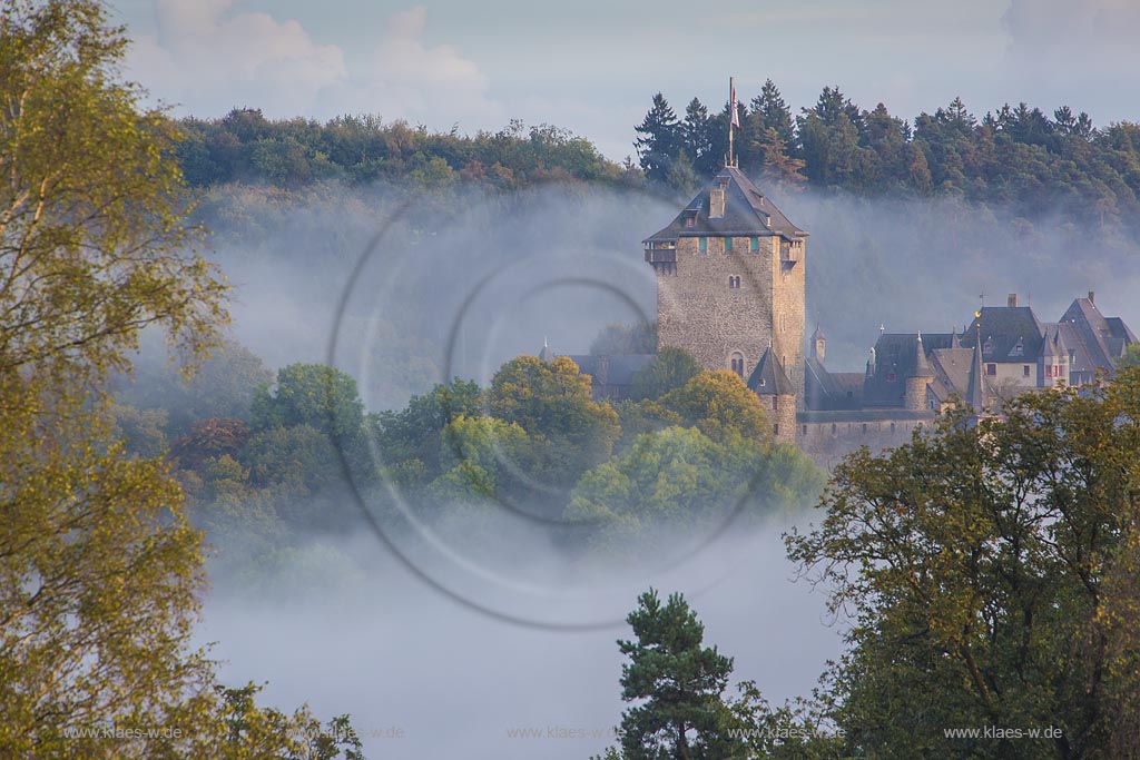 Solingen-Burg, Herbstlandschaft, Blick auf Schloss Burg im Herbstnebel; Solingen-Burg, view into landscape with castle Burg in fog