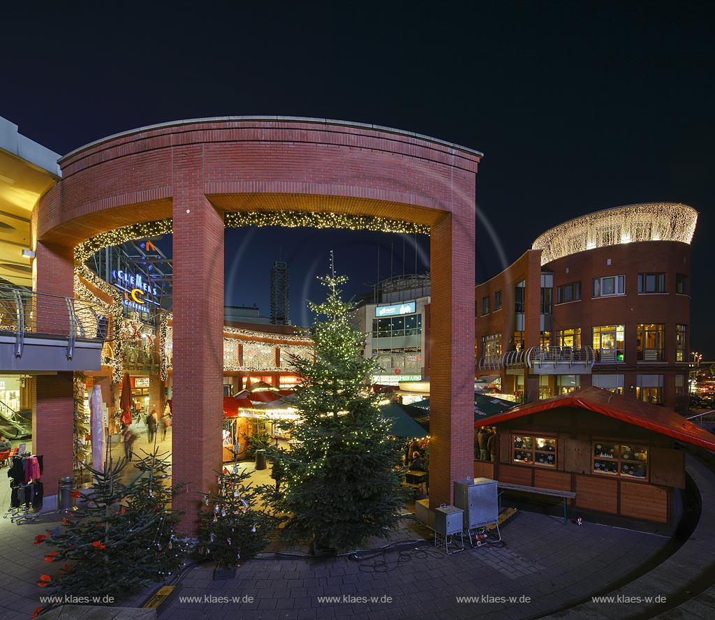 Solingen Innenstadt, Einkaufscenter"Clemens Galerie" mit Weihnachtsmarkt bei Nacht; Silingen city, shopping centre "Clemens Galerie" with christmas market, night image.