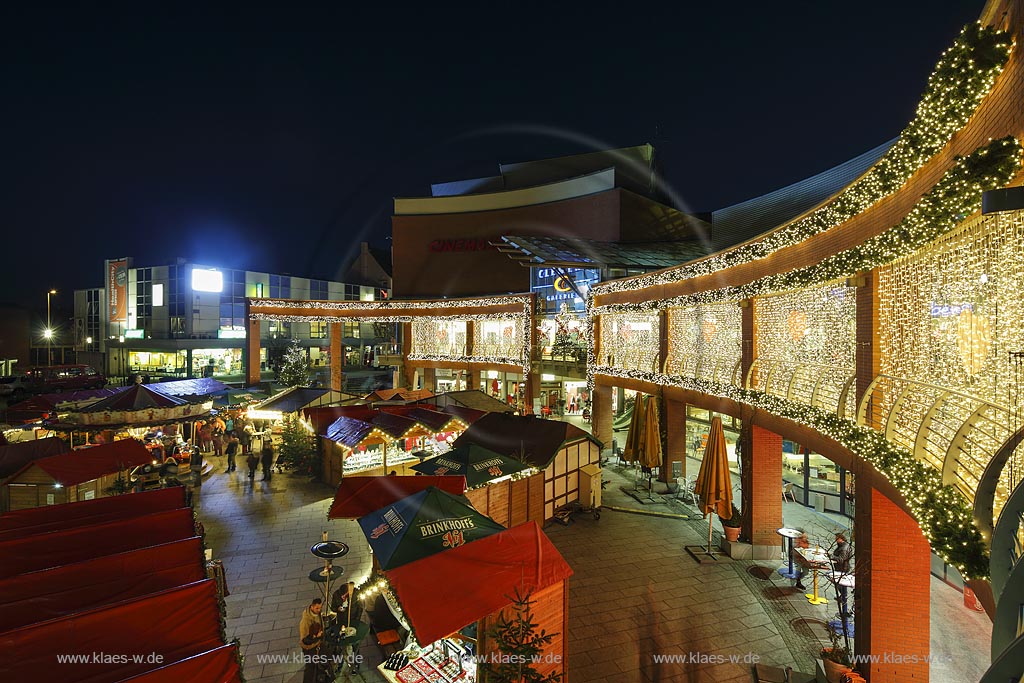 Solingen Innenstadt, Einkaufscenter"Clemens Galerie" mit Weihnachtsmarkt bei Nacht; Silingen city, shopping centre "Clemens Galerie" with christmas market, night image.