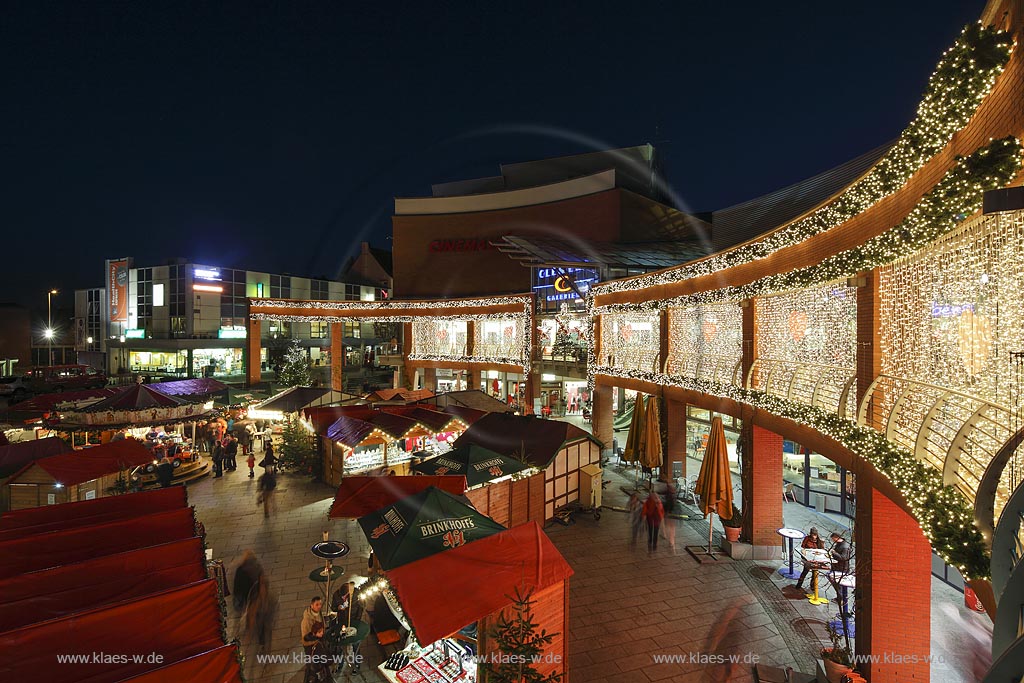 Solingen Innenstadt, Einkaufscenter"Clemens Galerie" mit Weihnachtsmarkt bei Nacht; Silingen city, shopping centre "Clemens Galerie" with christmas market, night image.