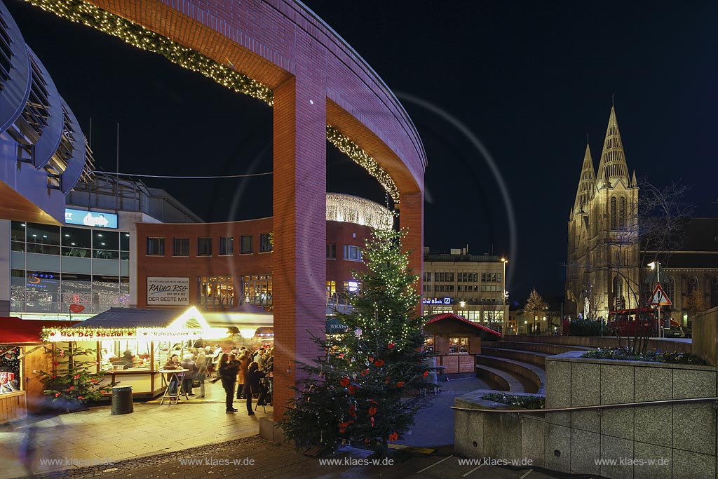 Solingen Innenstadt, Einkaufscenter"Clemens Galerie" mit Weihnachtsmarkt und St. Clemens Kirche bei Nacht; Silingen city, shopping centre "Clemens Galerie" with christmas market and church St. Clemens, night image.