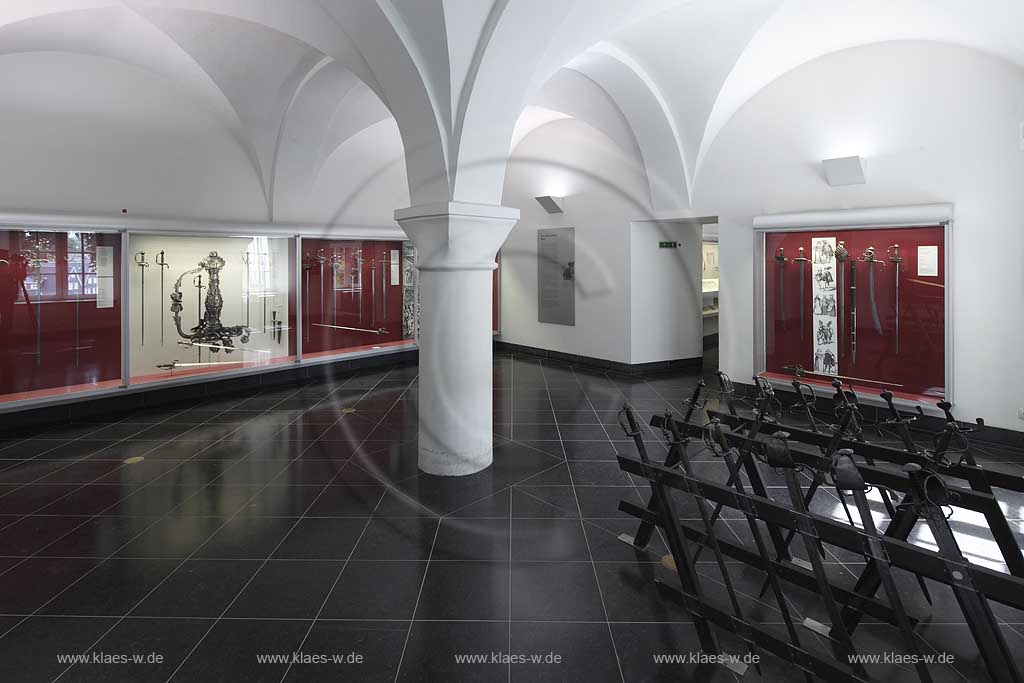 Solingen Graefrath, Deutsches Klingenmuseum Innenansicht mit Dauerausstellung Mittelalter, Schwerter in Glasvitrinen und Schwerter in einem Stnder der frei im Raum steht; german museum of knifes    interior view with permanent exhibition of mediaeval times, blades in cabinets and blades in a column