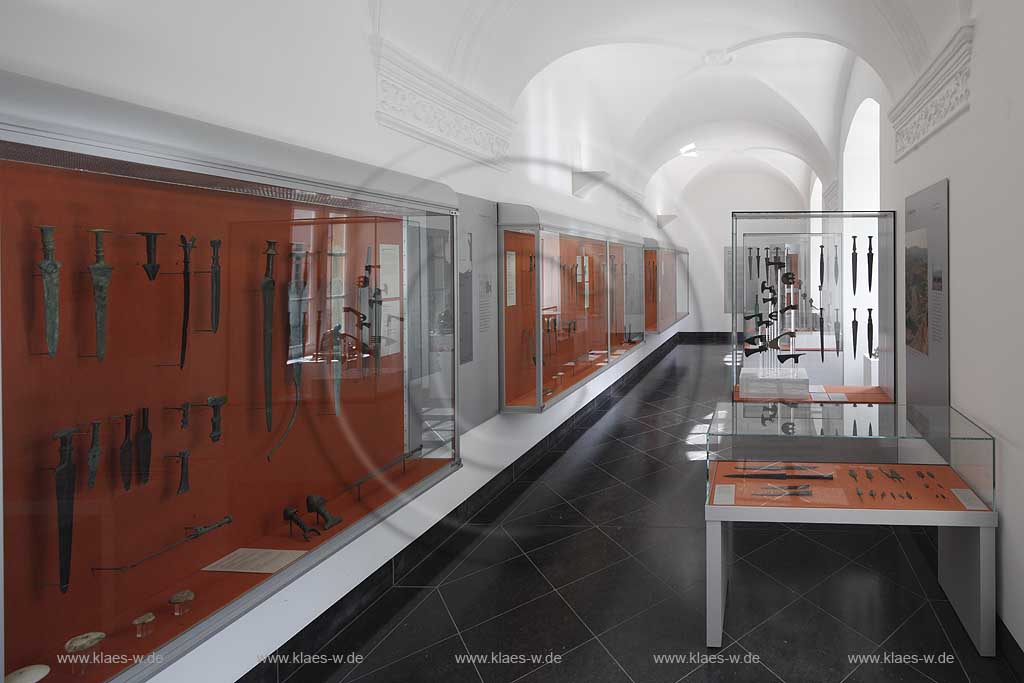 Solingen Graefrath, Deutsches Klingenmuseum Innenansicht mit Daueraustellung Antike und Mittelalter, langer Gang mit Glasvitrinen ; german museum of knifes interior view with permanent exhibition of ancient world and mediaeval times, blades and knifes in cabinets