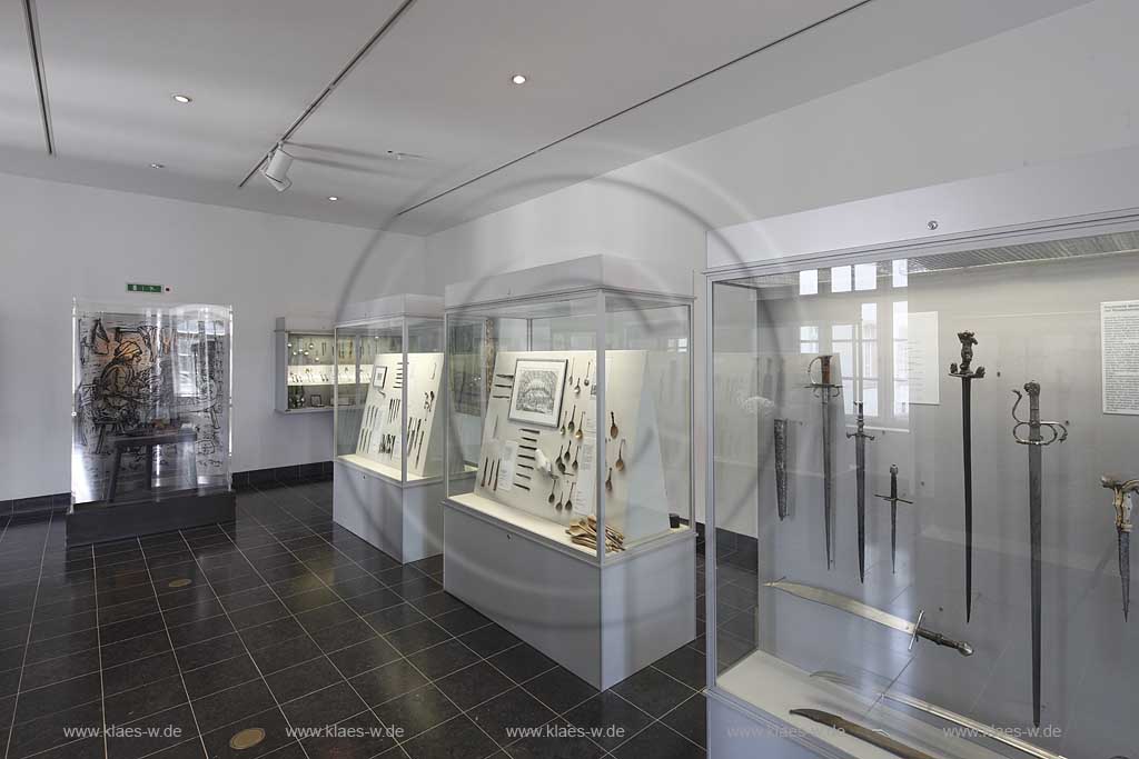 Solingen Graefrath, Deutsches Klingenmuseum Innenansicht mit Daueraustellung Renaissancezeit und Barock , Schwerter in Glasvitrinen; german museum of knifes interior view with permanent exhibition of Renaissance and baroque era, blades in cabinets