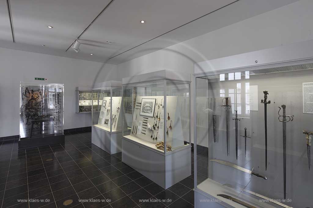 Solingen Graefrath, Deutsches Klingenmuseum Innenansicht mit Daueraustellung Renaissancezeit und Barock , Schwerter in Glasvitrinen; german museum of knifes interior view with permanent exhibition of Renaissance and baroque era, blades in cabinets