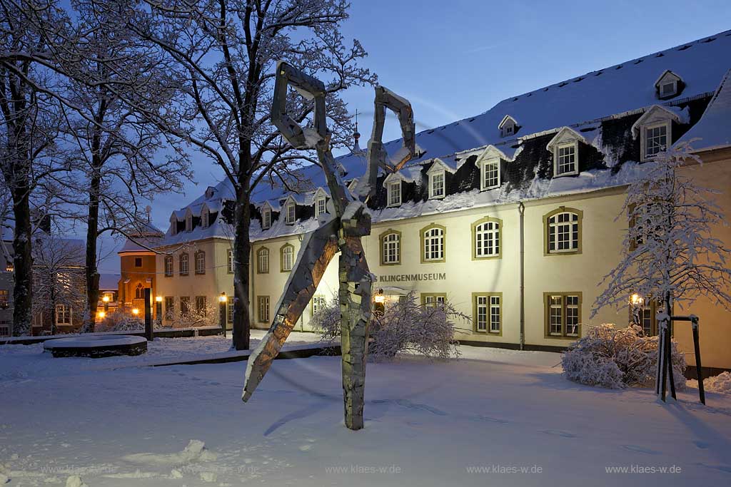 Solingen Graefrath, Deutsches Klingenmuseum mit Scherenskulptur zur blauen Stunde im Winter, tief verschneit; Solingen Graefrath  museum of blade with a sculpture of a shera during blue hour in winter, snow covered