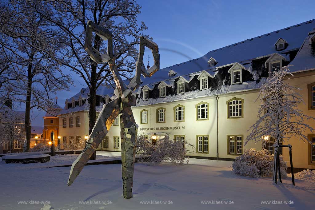 Solingen Graefrath, Deutsches Klingenmuseum mit Scherenskulptur zur blauen Stunde im Winter, tief verschneit; Solingen Graefrath  museum of blade with a sculpture of a shera during blue hour in winter, snow covered