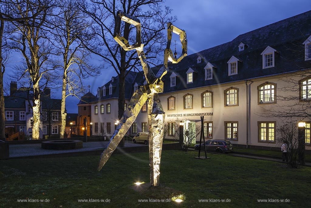 Solinen-Graefrath, Deutsches Klingenmusum, Aussenansicht zur blauen Stunde mit Scherenskulptur, illuminiert, Lichtkunst Dinnebier Licht GmbH; Solingen Graefrath museum of blade with a sculpture of a shera during blue hour.