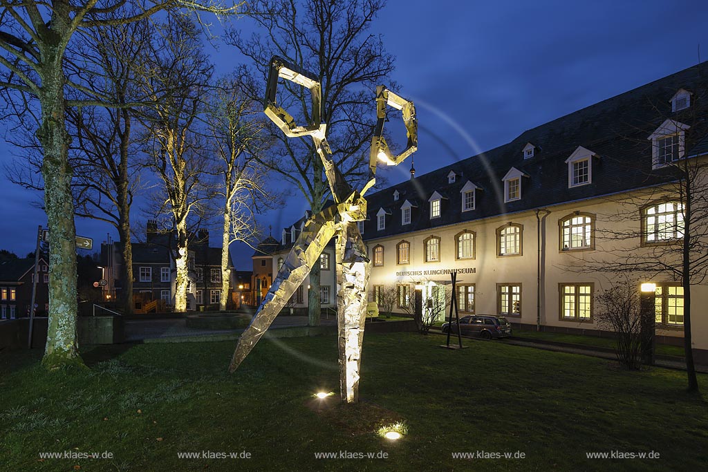 Solinen-Graefrath, Deutsches Klingenmusum, Aussenansicht zur blauen Stunde mit Scherenskulptur, illuminiert, Lichtkunst Dinnebier Licht GmbH; Solingen Graefrath museum of blade with a sculpture of a shera during blue hour.