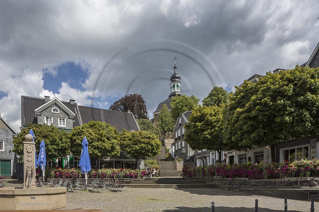 Solingen, Graefrath, Graefrather Markt, Blick auf den Graefrather Marktplatz im Sommer mit blauem Himmel und Wolken. Im Hintergrund Blick zum Kirchturm. Solingen, Graefrath, Graefrather Markt, With a view to the historic Marketplace in the Summer with blue Sky and Clouds. In the back a view to the church tower.