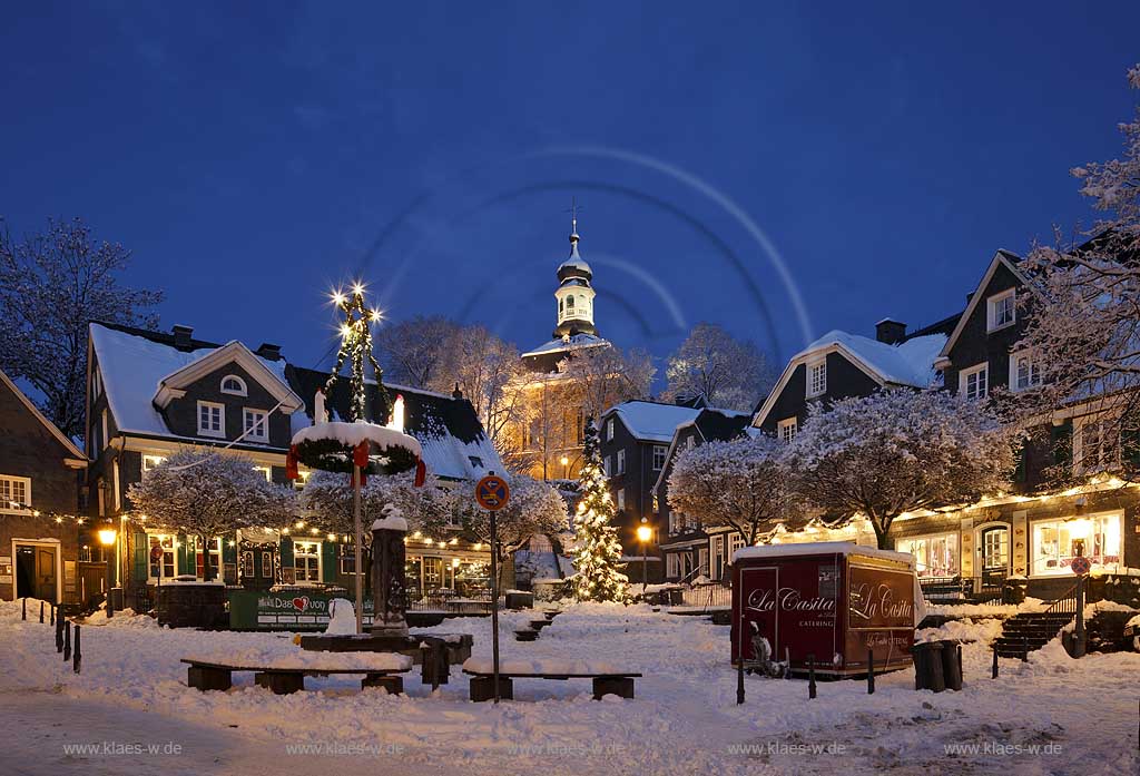 Solingen Graeftath, Blick ueber den Markt zur alten Stiftskirche waehrend der blauen Stunde, tief verschneit mit Weihnachtsbaum beleuchtet, 2.Advent; Graefrath old market, view to the abbey church in winter time, snow covered during blue hour with christmas tree