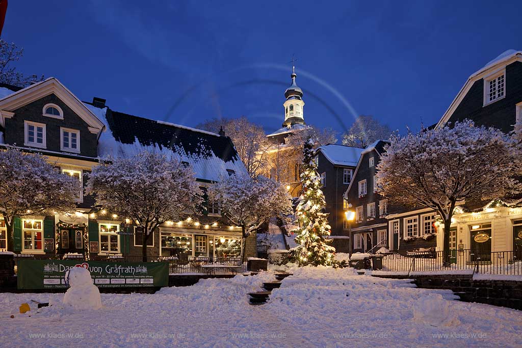 Solingen Graeftath, Blick ueber den Markt zur alten Stiftskirche waehrend der blauen Stunde, tief verschneit mit Weihnachtsbaum beleuchtet; Graefrath old market, view to the abbey church in winter time, snow covered during blue hour with christmas tree