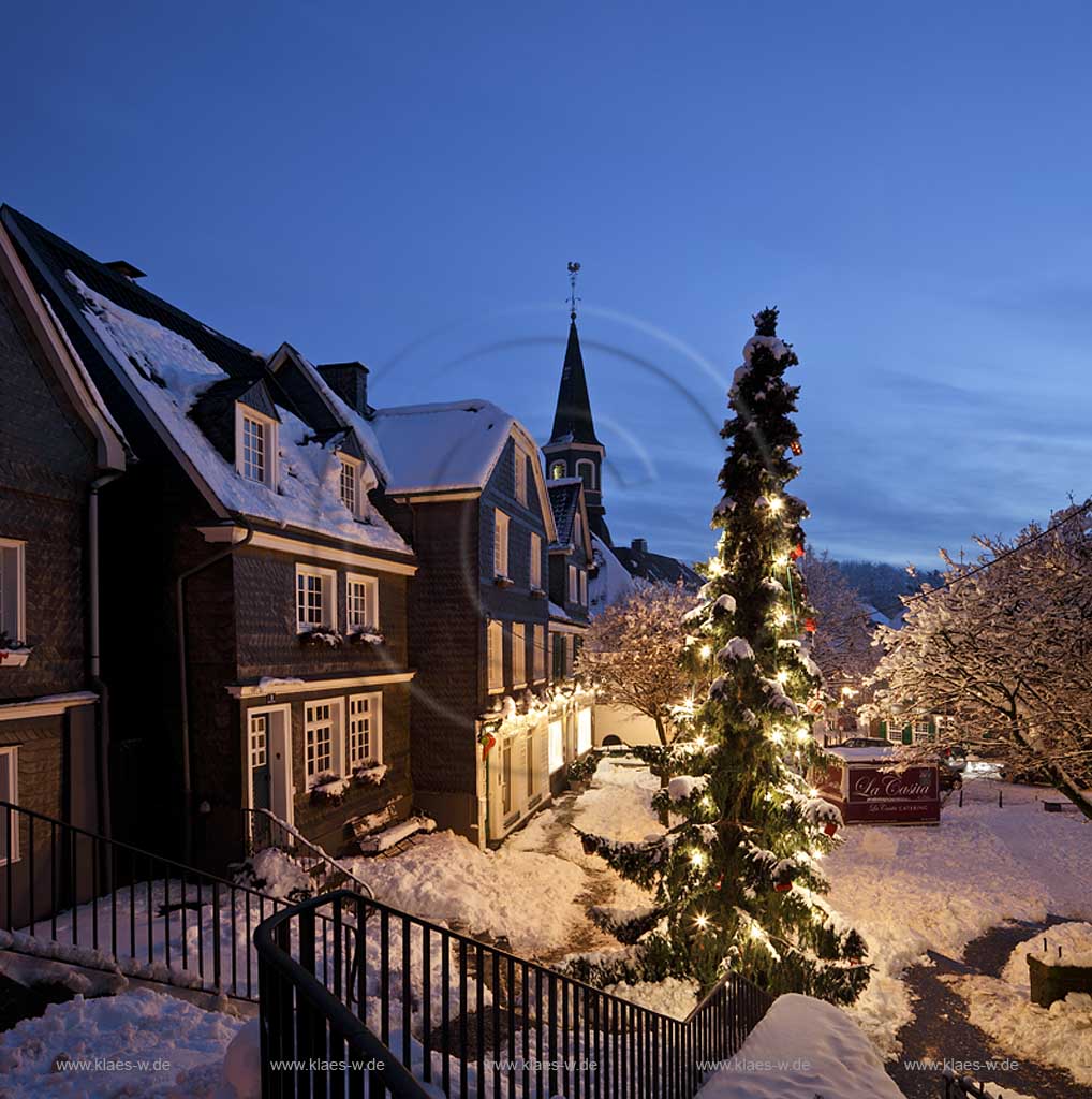 Solingen Graeftath, Blick ueber den Markt  waehrend der blauen Stunde, tief verschneit mit Weihnachtsbaum beleuchtet; Graefrath old market, view in winter time, snow covered during blue hour with christmas tree