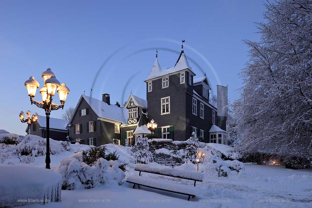 Solingen Graefrath, Schloss Gruenewald in Abendstimmung zur blauen Stunde, beleuchtet, alte Parklaternen zur Winterzeit, tief verschneit; Solingen Graefrath, view to castle Gruenewald during blue hour in winter time, snow covered