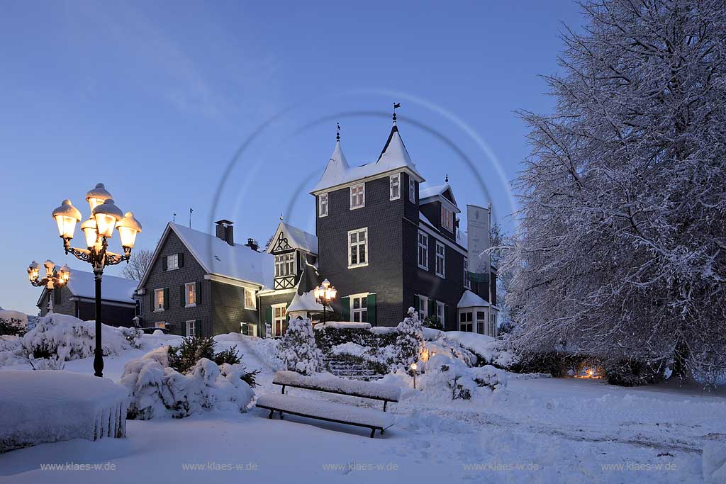 Solingen Graefrath, Schloss Gruenewald in Abendstimmung zur blauen Stunde, beleuchtet, alte Parklaternen zur Winterzeit, tief verschneit; Solingen Graefrath, view to castle Gruenewald during blue hour in winter time, snow covered