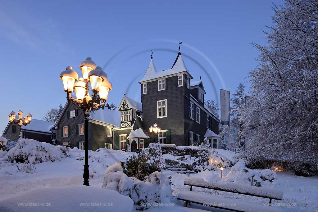 Solingen Graefrath, Schloss Gruenewald in Abendstimmung zur blauen Stunde, beleuchtet, alte Parklaternen zur Winterzeit, tief verschneit; Solingen Graefrath, view to castle Gruenewald during blue hour in winter time, snow covered