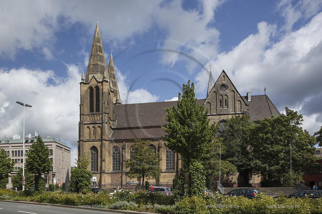 Solingen, Blick auf die St. Clemens Kirche im Sommer mit blauem Himmel und Wolken. Solingen, with a view to the church St. Clemens in summer, with blue sky and clouds.