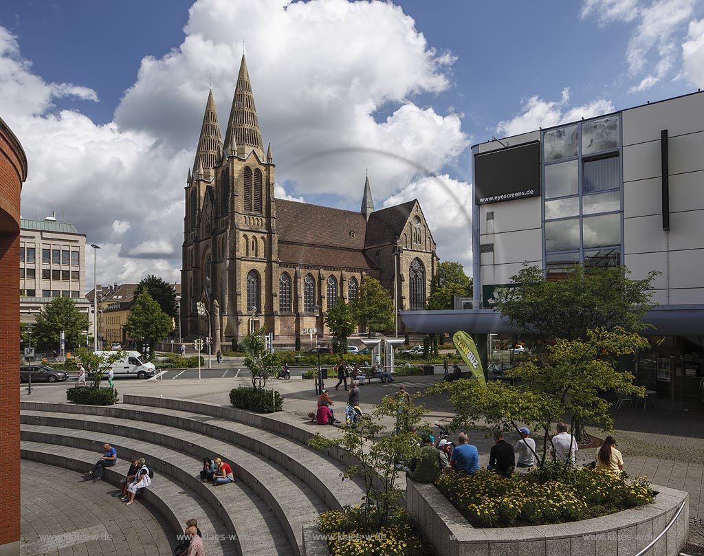 Solingen, Blick auf die St Clemens Kirche im Sommer mit blauem Himmel und Wolken, im Vordergrund Sicht auf den Muehlenplatz mit Fugaengern. Solingen, with a view to the Church St Clemens in Summer, with blue Sky and Clouds, in the foreground a view to the Muehlenplatz with walkers.