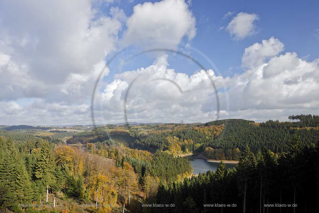 Unnenberg bei marienheide, Blick ueber die Genkel Talsperre mit Berglandschaft ins benachbarte Maerkische Sauerland, Herbstlandschaft mit Wolkenstimmung; Unnenberg near Marienheide, view over Genkel barrage in autumn landscape with atmospheric clouds